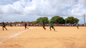 Prefeita acompanha final do campeonato de futebol no Parque São Paulo neste domingo (25)