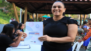 Prefeitura entrega mais de 200 títulos de propriedade para moradores da Baixada do Jean