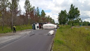Carreta betoneira tomba e interdita Via Henry Ford, em Camaçari