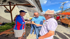 Elinaldo visita o comércio de São Felipe ao lado da ex-candidata a prefeita Milly Moura