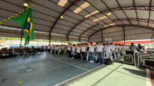 Jovens de Dias d’Ávila participam da cerimônia de Juramento à Bandeira e recebem Certificados de Dispensa
