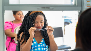 Sesau Camaçari realiza entrega de óculos de grau através do CEASUS