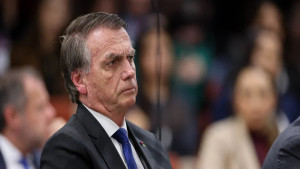 Defesa de Bolsonaro prepara pedido ao STF para reduzir pena após aprovação de nova lei