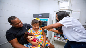 Prefeitura de Lauro de Freitas orienta famílias sobre vacinação contra pneumococo